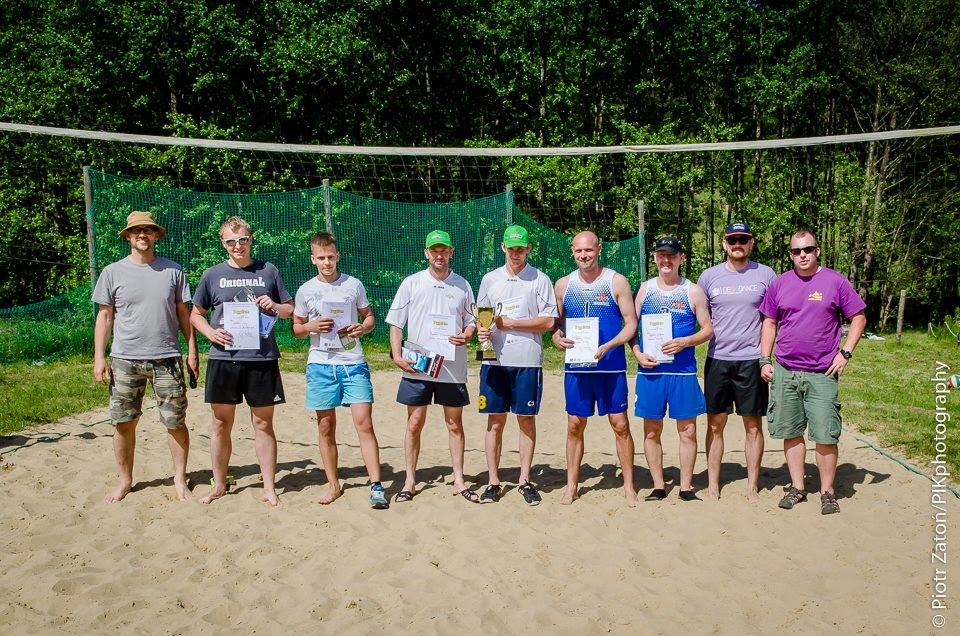 Darek (trzeci z prawej) chętnie brał tez udział w turniejach siatkówki plażowej. fot. nadesłane 
